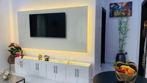 TV a/nebo společenská místnost v ubytování WHITEFIELD LUXURY APARTMENT