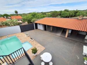 a large backyard with a swimming pool and a house at Casa mana in Olímpia