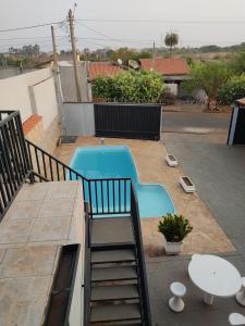 a swimming pool on top of a house with a stairs at Casa mana in Olímpia