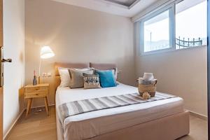 ヒマラにあるGoro's Villa 8 - Pool, Kitchen & Parkingの窓のある大きなベッドのある寝室