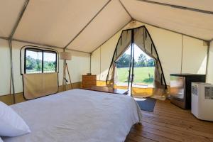Postel nebo postele na pokoji v ubytování Khushatta Hills Ranch Glamping - Aunt B