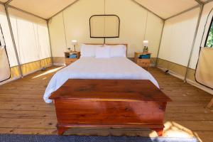 Postel nebo postele na pokoji v ubytování Boutique Glamping Stay by Lake Livingston