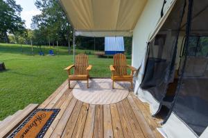 Zahrada ubytování Boutique Glamping Stay by Lake Livingston + 16 fotografií