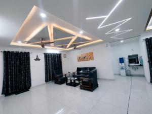 un salon avec une pièce au plafond dans l'établissement Zenith Paradise-Luxurious 3BR Apartment, à Hyderabad