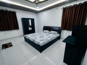 - une chambre avec un lit au milieu dans l'établissement Zenith Paradise-Luxurious 3BR Apartment, à Hyderabad 19 autres photos