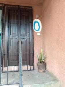 eine blaue Tür mit einer Pflanze vor einem Gebäude in der Unterkunft Departamento in Villahermosa