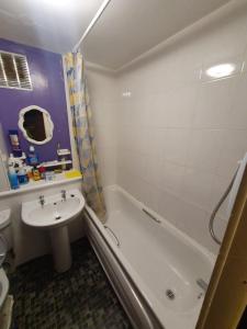 Ένα μπάνιο στο Private Room with Nice Views in Quiet Neighbourhood