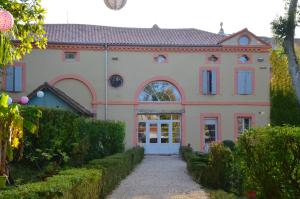 a large house with a driveway leading to it at Parc Waechter in Molières