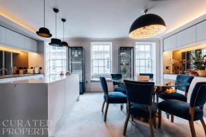 Kuchyň nebo kuchyňský kout v ubytování Stunning central Bath Apartment + 22 fotografií