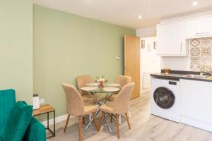Kuchyň nebo kuchyňský kout v ubytování The Phantom Apartment ideal for JR Churchill Manor Nuffield Hospitals Oxford B University 2023 built sleeps 5 people comfortably very modern 2 rooms 3 bathrooms 1 minute walk to John Radcliffe Hospital + 103 fotografií