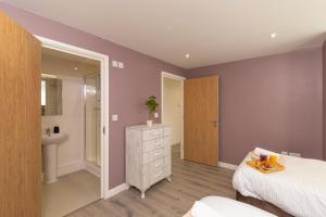 Postel nebo postele na pokoji v ubytování The Phantom Apartment ideal for JR Churchill Manor Nuffield Hospitals Oxford B University 2023 built sleeps 5 people comfortably very modern 2 rooms 3 bathrooms 1 minute walk to John Radcliffe Hospital