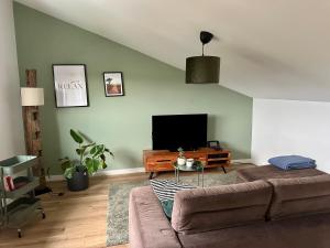 TV a/nebo společenská místnost v ubytování Staylight, Isernhagen Loft, Dachterrasse