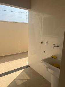 un bagno con un water e un lavandino di Casa em Andradas a Andradas