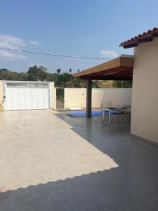 un ampio patio con tavolo e sedie di Casa em Andradas a Andradas