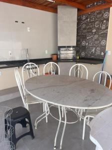 una cucina con un tavolo e sedie in una stanza di Casa em Andradas a Andradas