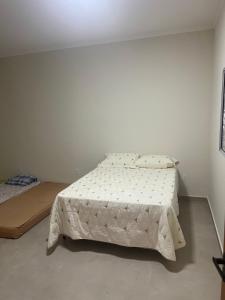 una camera da letto con un letto con un piumone bianco di Casa em Andradas a Andradas