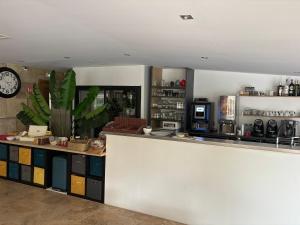 a counter in a coffee shop with a clock on the wall at La madone in La Tour-dʼAigues