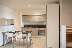 a kitchen and dining room with a table and chairs at Appartamento Siliprandi in Mantova