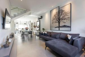 Una sala de estar con un sofá y un comedor. en Kamabre Luxury Villas, en Foz do Iguaçu