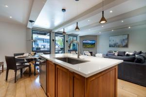 Posezení v ubytování Luxurious 2 BR, 2 BA - Aspen Core