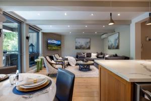 TV a/nebo společenská místnost v ubytování Luxurious 2 BR, 2 BA - Aspen Core