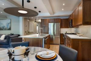 Kuchyň nebo kuchyňský kout v ubytování Luxurious 2 BR, 2 BA - Aspen Core