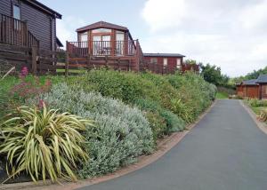 Taman di luar Bossiney Bay