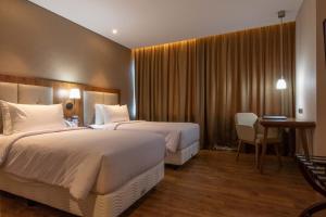 Postel nebo postele na pokoji v ubytování Avenzel Hotel & Convention Cibubur