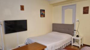 Μια τηλεόραση ή/και κέντρο ψυχαγωγίας στο Beau logement autonome à 15 mn du centre de Dijon