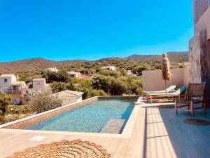 una villa con piscina con montagne sullo sfondo di Villa Casa Maredda bord de mer avec piscine a Palasca