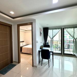 Postel nebo postele na pokoji v ubytování Arcadia Beach Continental 1BR Apt Mid-High Floor Pool View Cozy Vibes