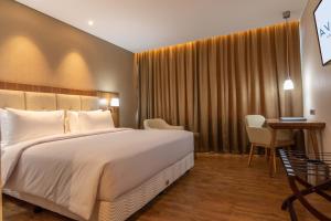 Postel nebo postele na pokoji v ubytování Avenzel Hotel & Convention Cibubur
