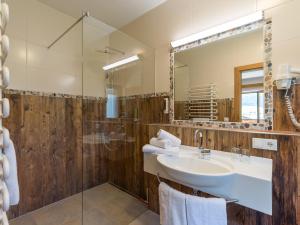 A bathroom at Hotel Alpenpanorama