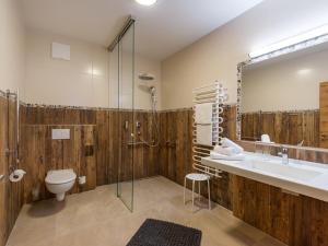 A bathroom at Hotel Alpenpanorama