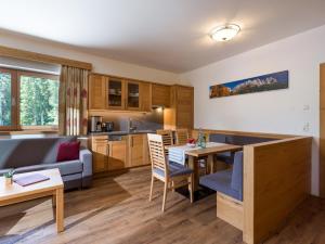 A kitchen or kitchenette at Hotel Alpenpanorama