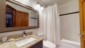 Ванная комната в LAGOONS 20 Village location Rare 5BDR Condo With Private Hot Tub +50 фотографий