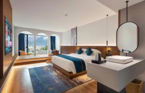 Postel nebo postele na pokoji v ubytování Zhangjiajie Happy Hotel