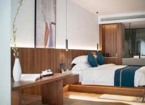 Postel nebo postele na pokoji v ubytování Zhangjiajie Happy Hotel