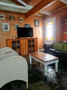 Μια τηλεόραση ή/και κέντρο ψυχαγωγίας στο Point Village Accommodation -Linky's House