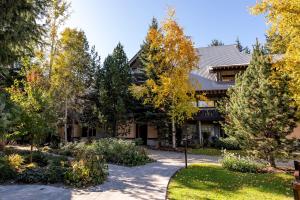 Сад в LAGOONS 20 Village location Rare 5BDR Condo With Private Hot Tub