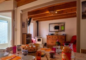 صورة لـ Gîte La Peyrade d'Aubrac 6/8 personnes في Marchastel