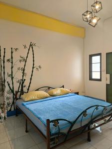 Ban Maiอิ่มละมัยอพาร์ทเม้นท์的一间卧室，里面有一张床，铺着蓝色被子。