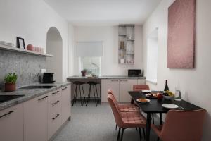Kuchyň nebo kuchyňský kout v ubytování Zelný Trh Boutique Apartments #11 by Goodnite cz + 37 fotografií
