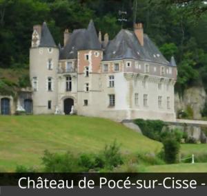 Pocé-sur-CisseにあるLa maison aux irisの草に覆われた丘の上にある大きな城。「シャトー・ド・ポスト」の文字が書かれている。