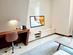 TV a/nebo společenská místnost v ubytování Luxury Three Bedroom Apt + 29 fotografií