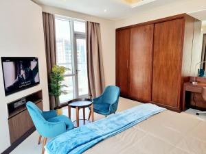 TV a/nebo společenská místnost v ubytování Luxury Three Bedroom Apt