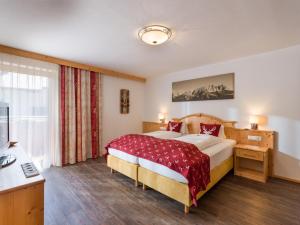 A bed or beds in a room at Hotel Alpenpanorama