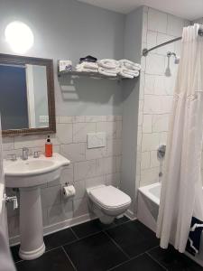 un bagno con lavandino, WC e vasca di Boutique Hotel Room 2 a Northport