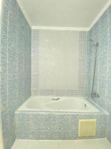 Charming app 3 min Sania Ramel AIRPORT Tetuan的一间浴室