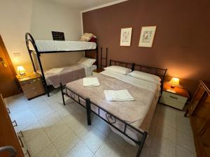 a bedroom with two bunk beds and a table at Admiral Home Venice Center in Venice
